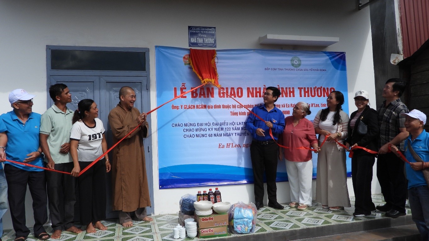 Bàn giao nhà tình thương cho học sinh có hoàn cảnh khó khăn ở buôn A Riêng, xã Ea Răl